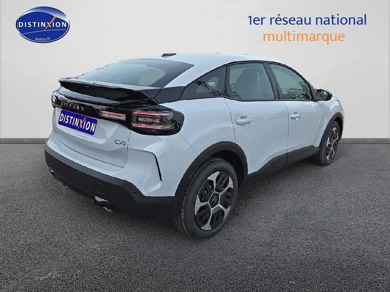 Vue 3/4 arrière droite d'une Citroën C4 blanche Okenite avec toit noir et jantes 18 pouces Aerotech.