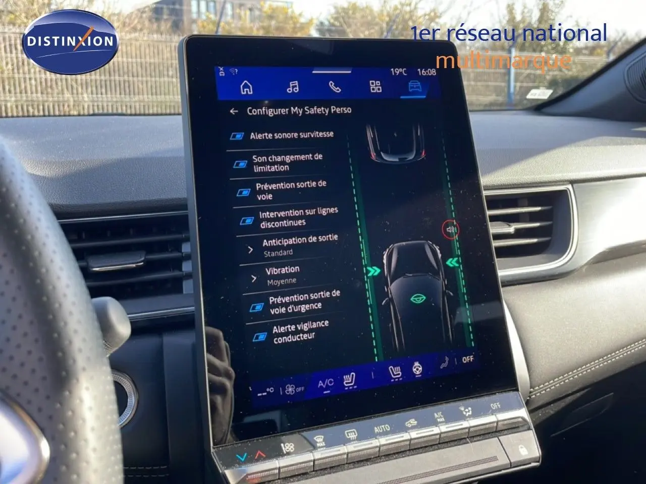 Écran tactile central affichant les réglages d’aide à la conduite dans l’habitacle gris du Renault Symbioz.