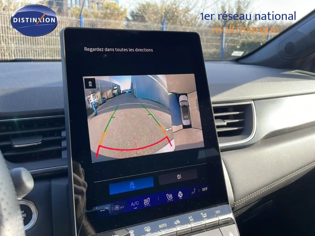 Vue rapprochée de l’écran central affichant la caméra de recul dans l’habitacle gris clair du Renault Symbioz 2025.