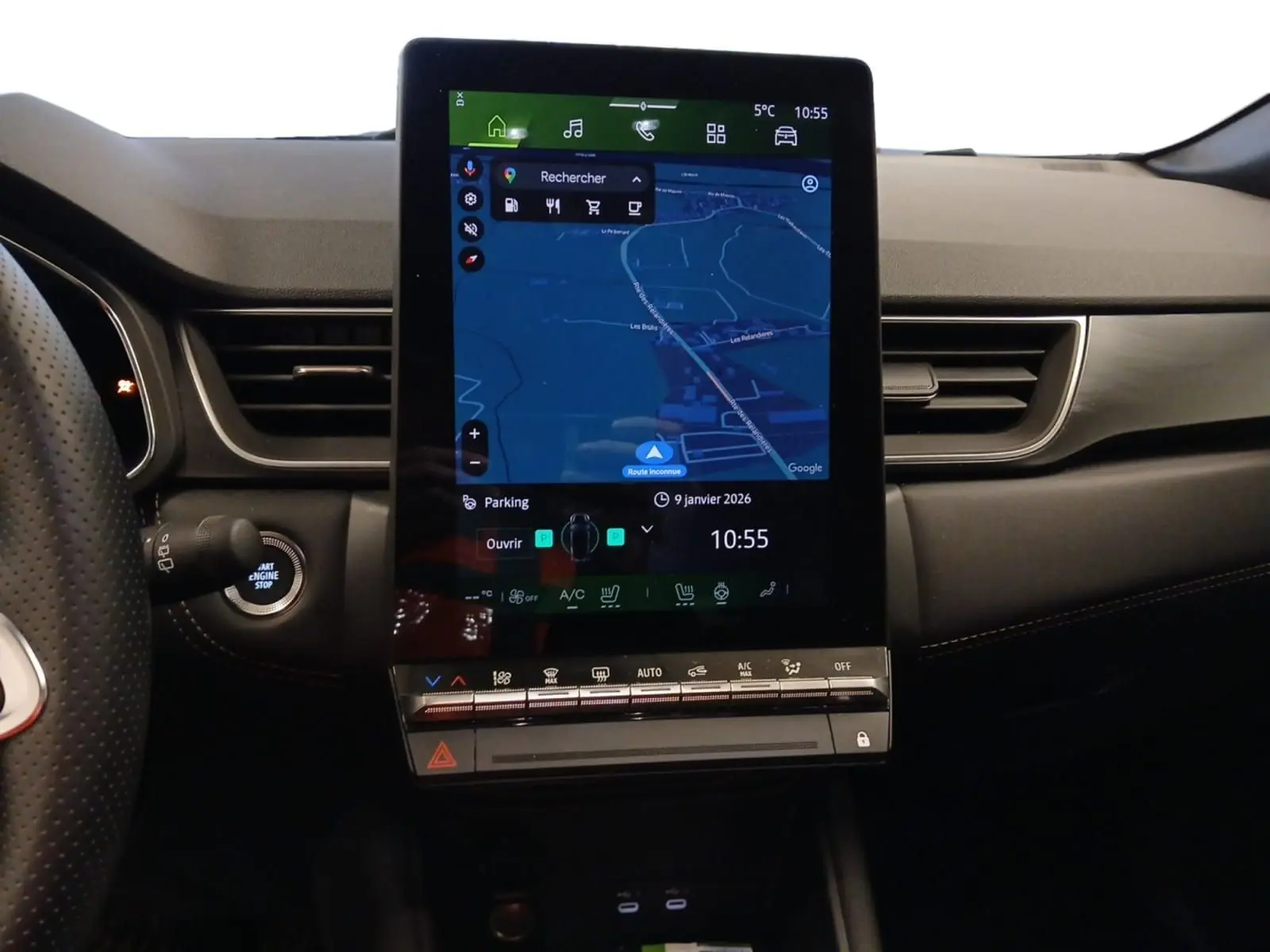 Vue rapprochée de la console centrale du Renault Symbioz 2025, écran tactile vertical avec navigation affichée.