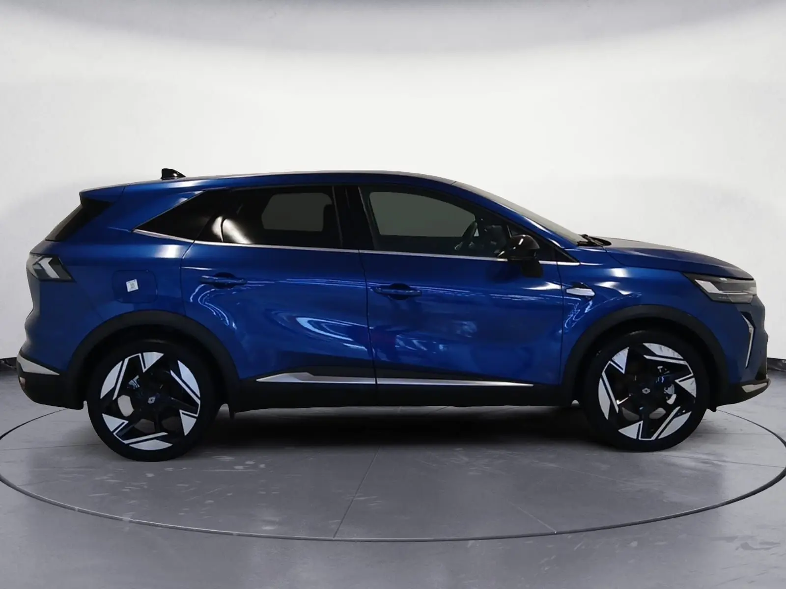 Profil droit du Renault Symbioz E-Tech Full Hybrid 145 Iconic 2025 en bleu iron avec jantes noires et argentées.