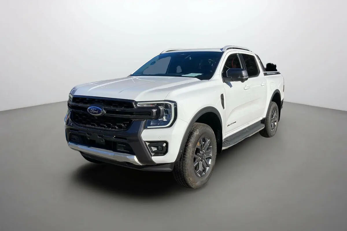 Ford Ranger Wildtrak blanc glacier vu en 3/4 avant droit avec jantes alu et arceau sport noir.