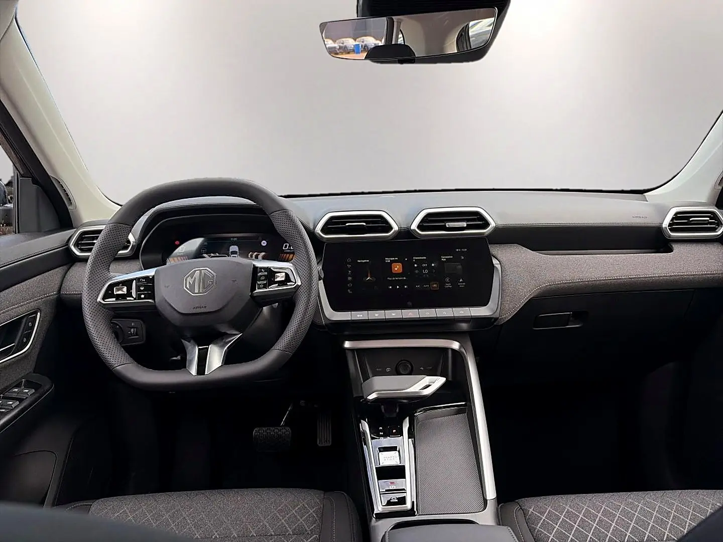 Vue intérieure avant du MG Motor ZS 1.5 hybrid 197, tableau de bord gris avec écran tactile et volant multifonction.