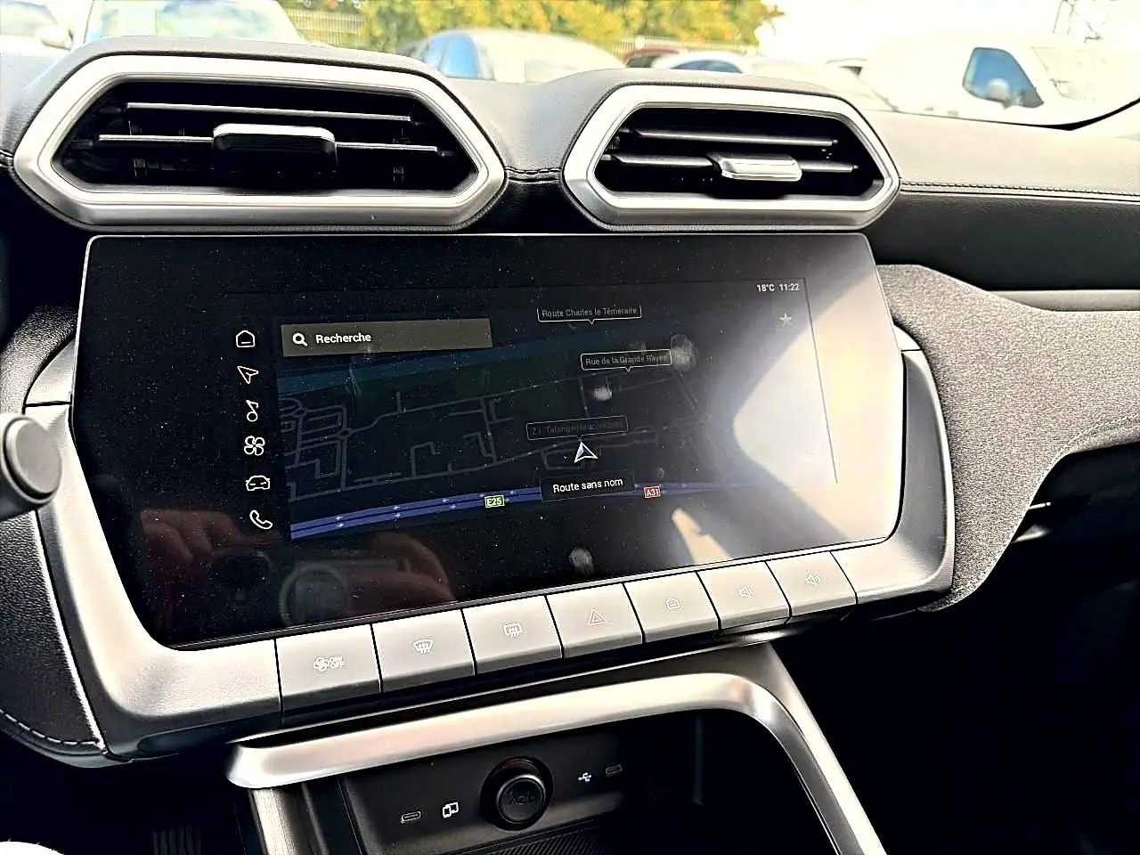 Vue rapprochée de la console centrale du MG Motor ZS 1.5 hybrid 197, écran tactile avec navigation affichée.