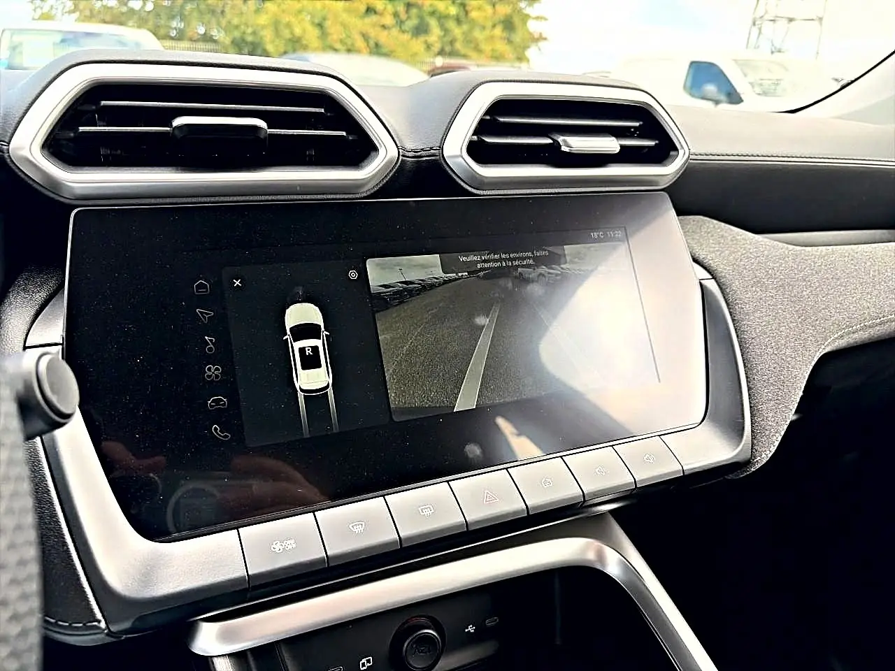 Vue rapprochée de l'écran tactile et des aérateurs hexagonaux du tableau de bord du MG ZS Camden grey hybride 2026.