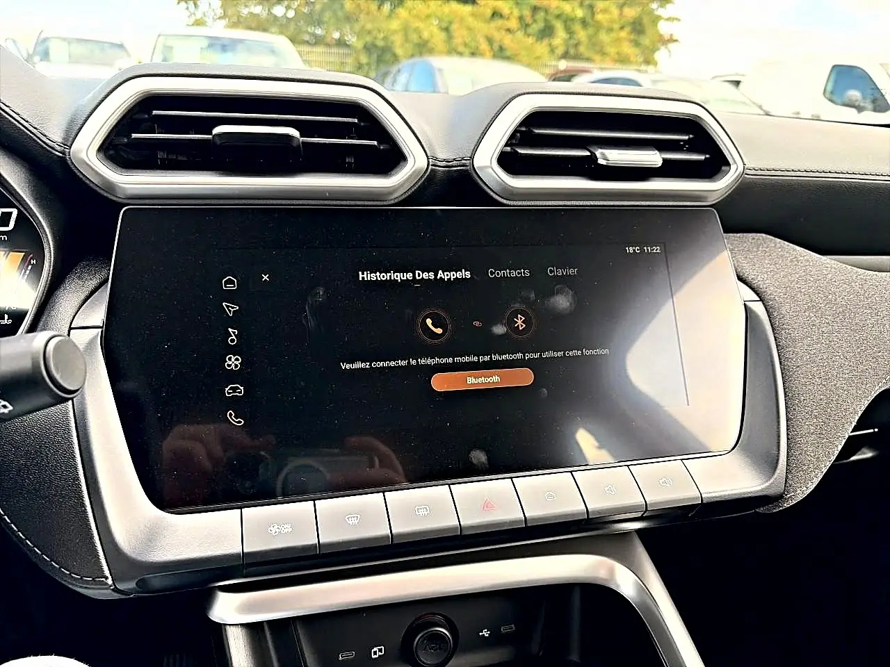 Vue rapprochée de l’écran tactile et des aérateurs hexagonaux du tableau de bord du MG Motor ZS Camden Grey 2026.