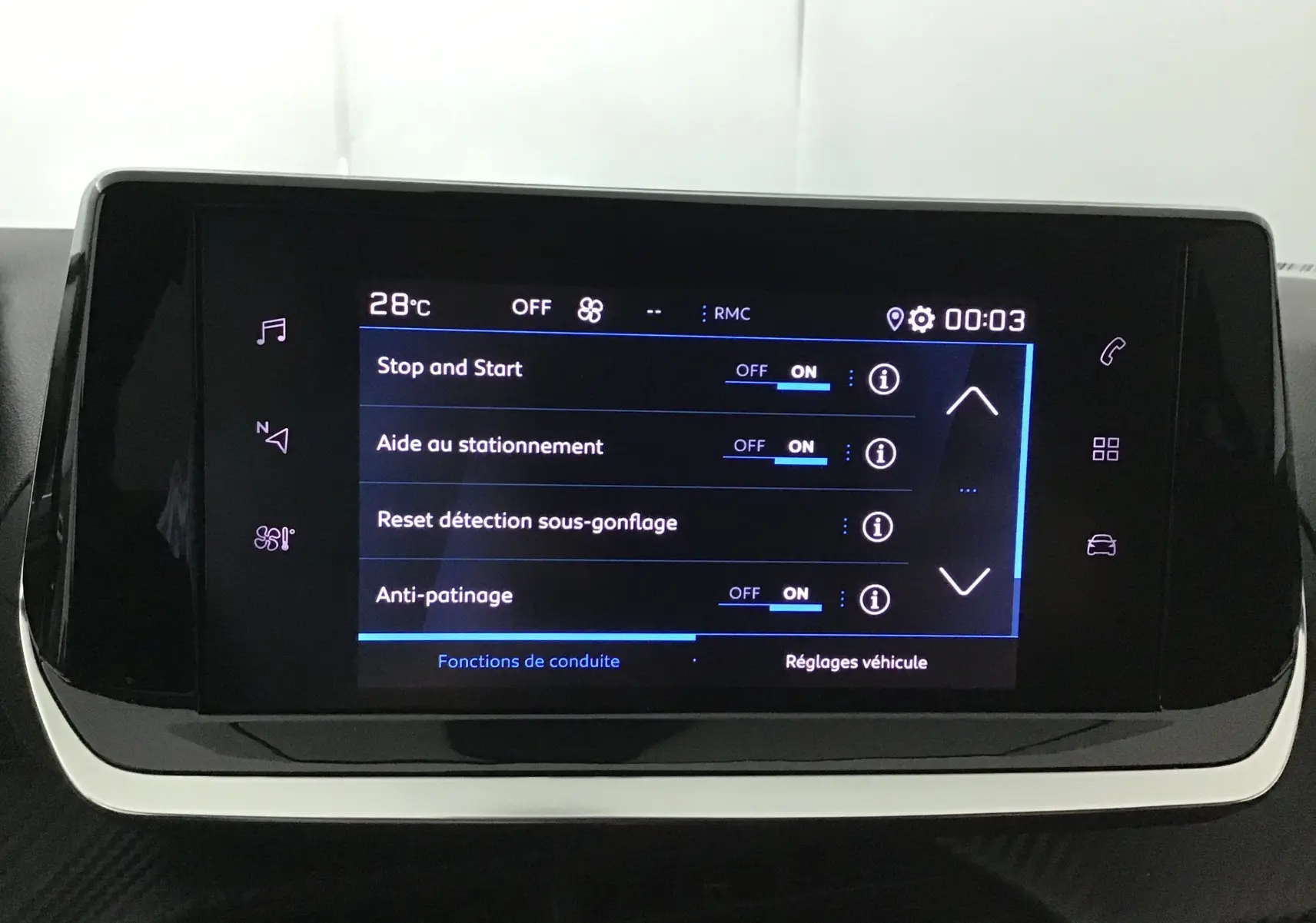 Écran tactile central de la Peugeot 208 blanche 2024 affichant les réglages d'aide à la conduite.