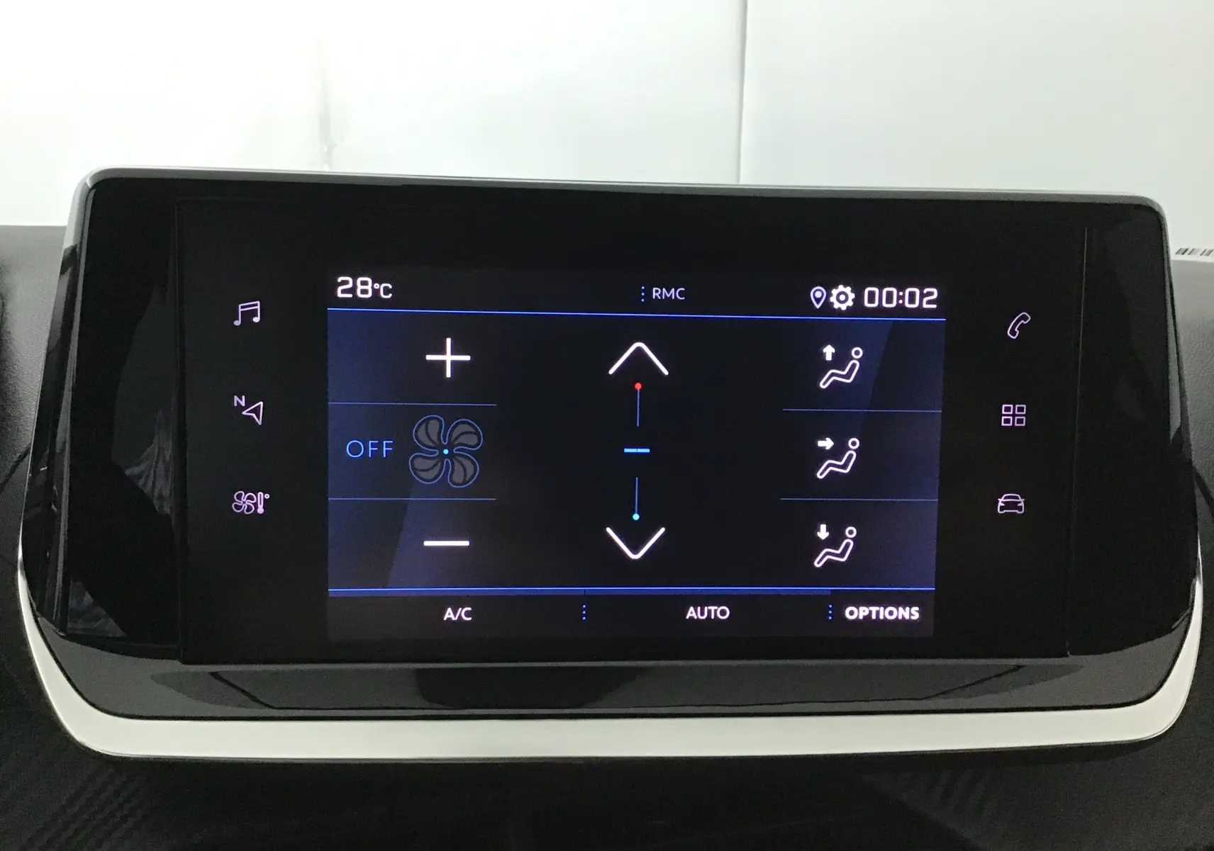 Écran tactile central de la Peugeot 208 2024 blanc affichant les réglages de climatisation automatique et ventilation.