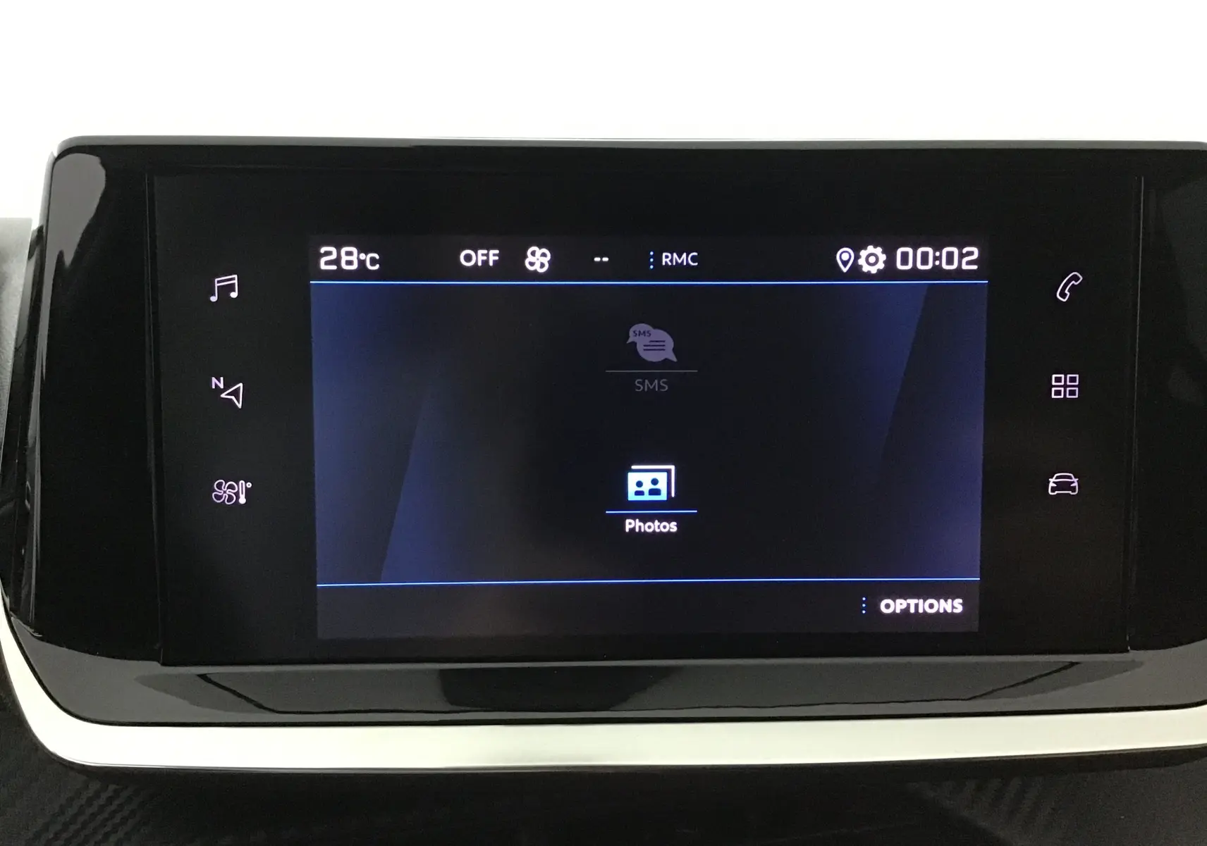 Écran tactile central de la Peugeot 208 blanc 2024 affichant la température et options multimédia.