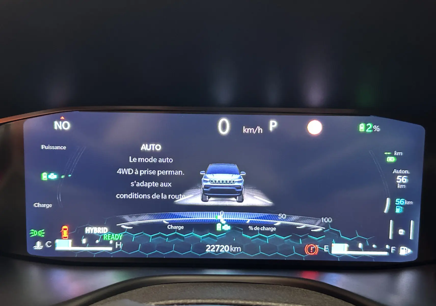 Affichage numérique du tableau de bord du Jeep Compass gris 2021, montrant l'autonomie et le mode hybride actif.