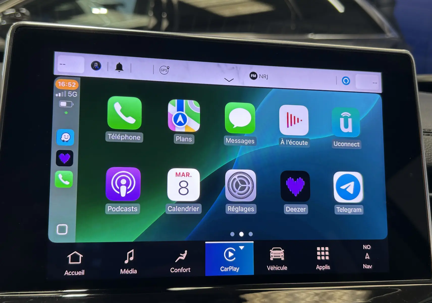 Écran tactile central du Jeep Compass Limited 2021 affichant Apple CarPlay avec diverses applications connectées.