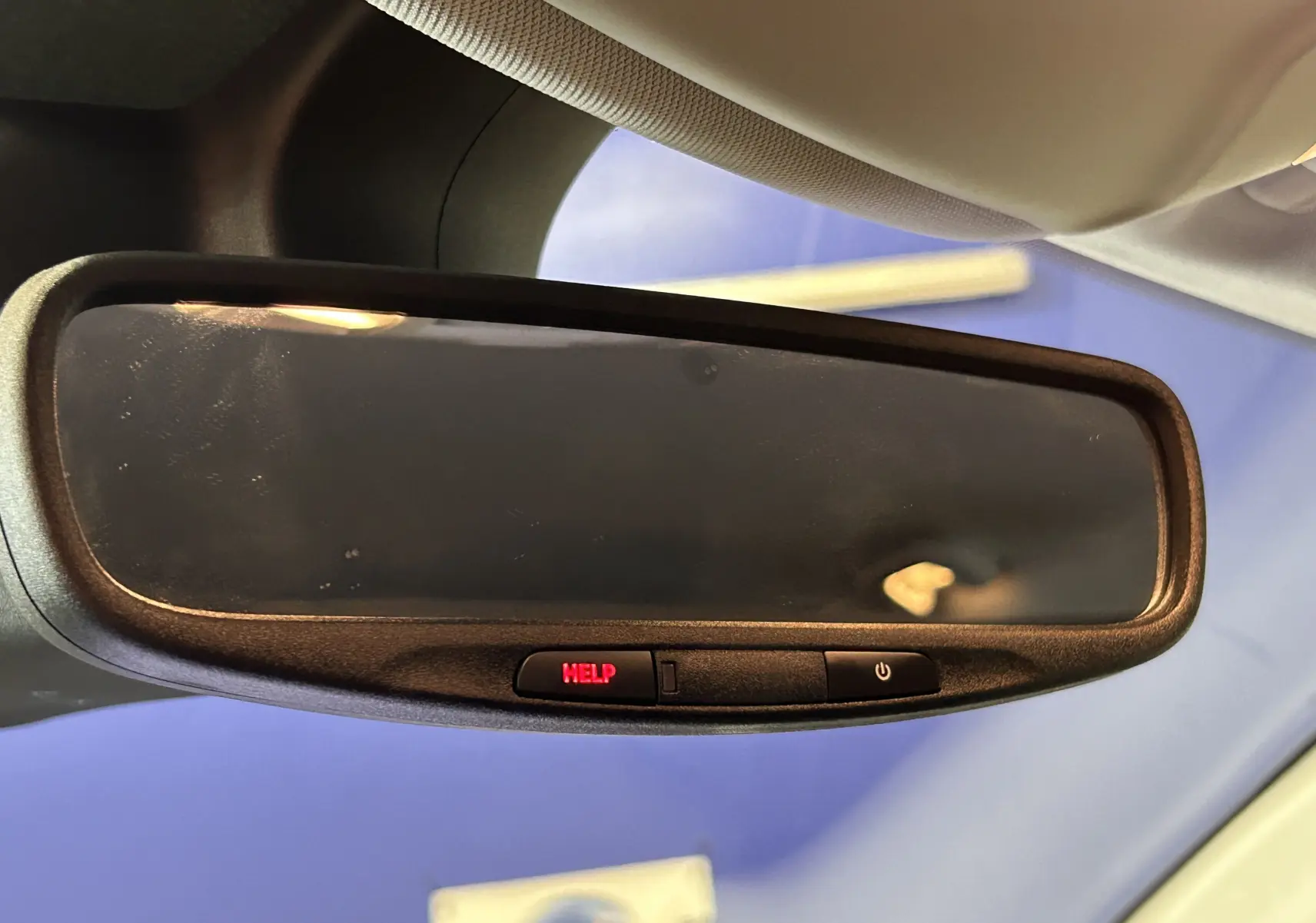 Rétroviseur intérieur avec bouton HELP rouge dans un Jeep Compass Limited gris, vue rapprochée depuis l'habitacle.