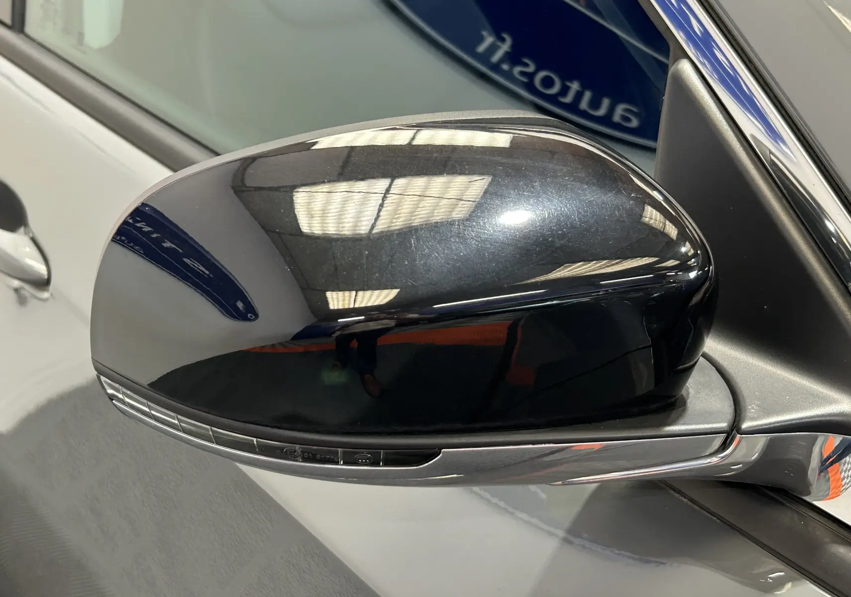 Rétroviseur extérieur noir côté gauche du Jeep Compass gris 2021 Limited 190ch PHEV 4xe avec clignotant intégré.