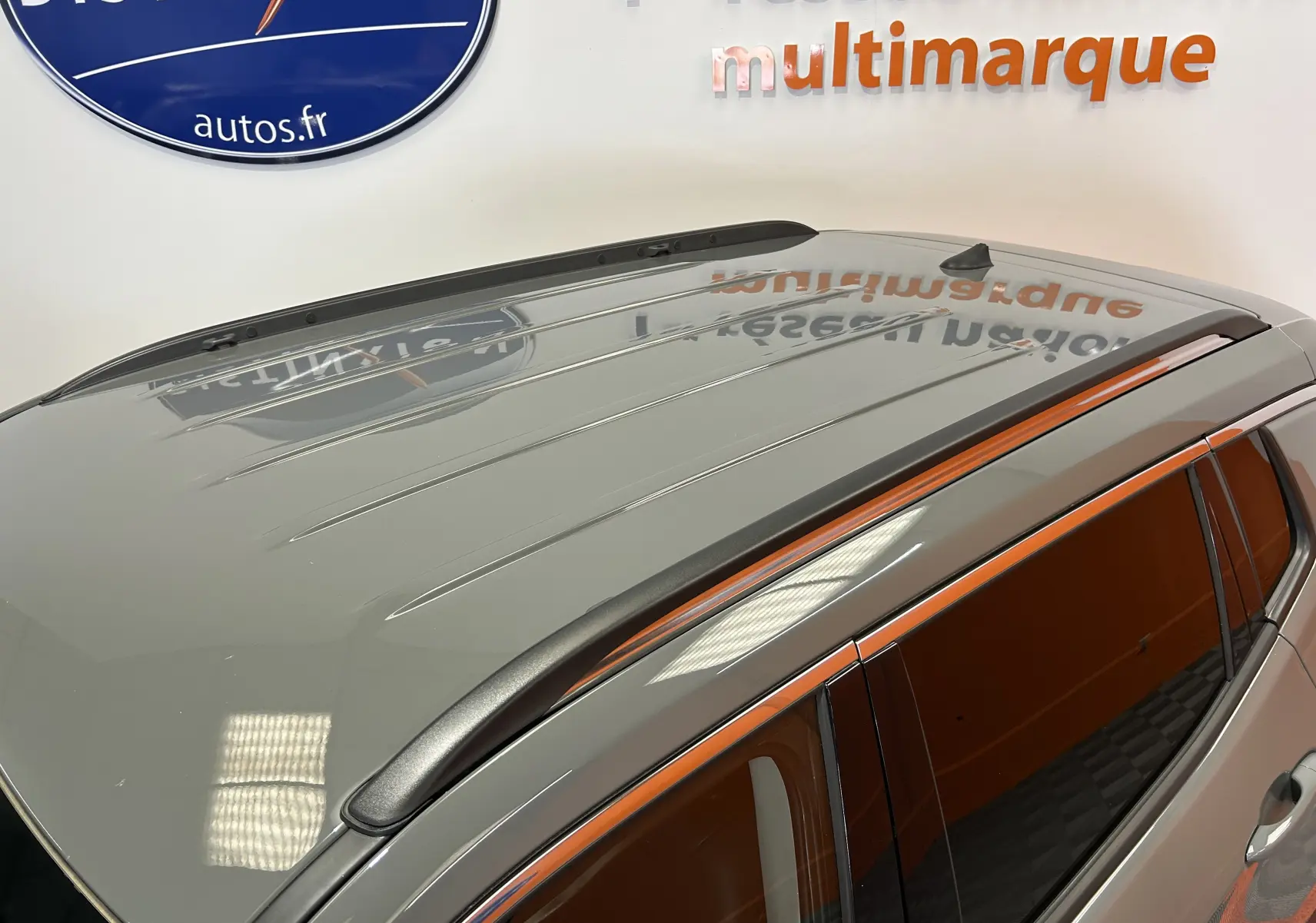 Toit gris métallisé du Jeep Compass Limited 2021 vu en plongée avec barres de toit noires et vitres teintées.