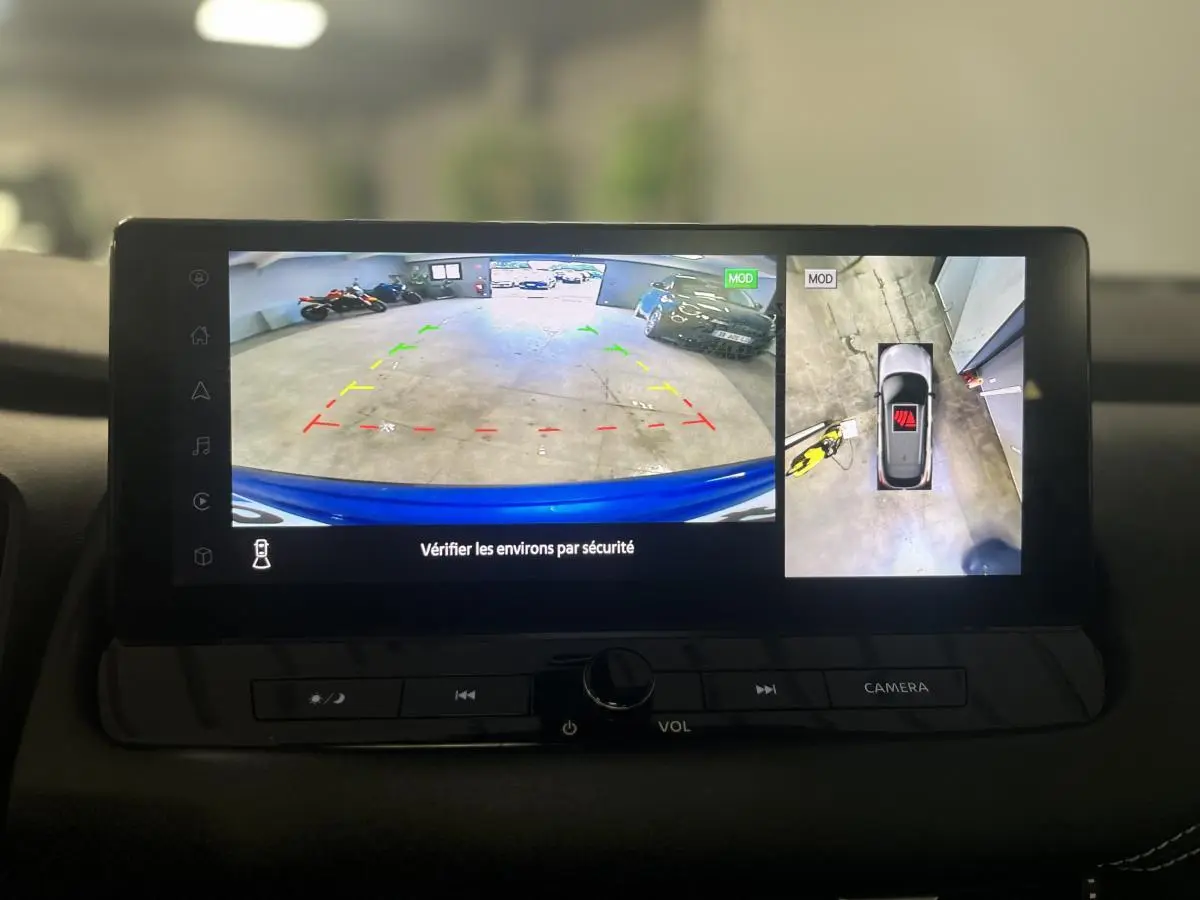 Écran multimédia du Nissan Qashqai 1.3 Mild Hybrid bleu montrant la caméra de recul et la vue à 360° du véhicule.