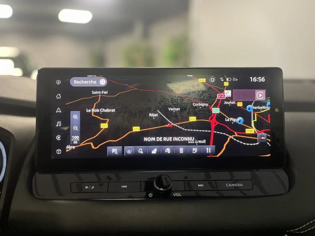 Écran tactile 12,3" du système de navigation NissanConnect du Qashqai 2024, affichant une carte routière détaillée.