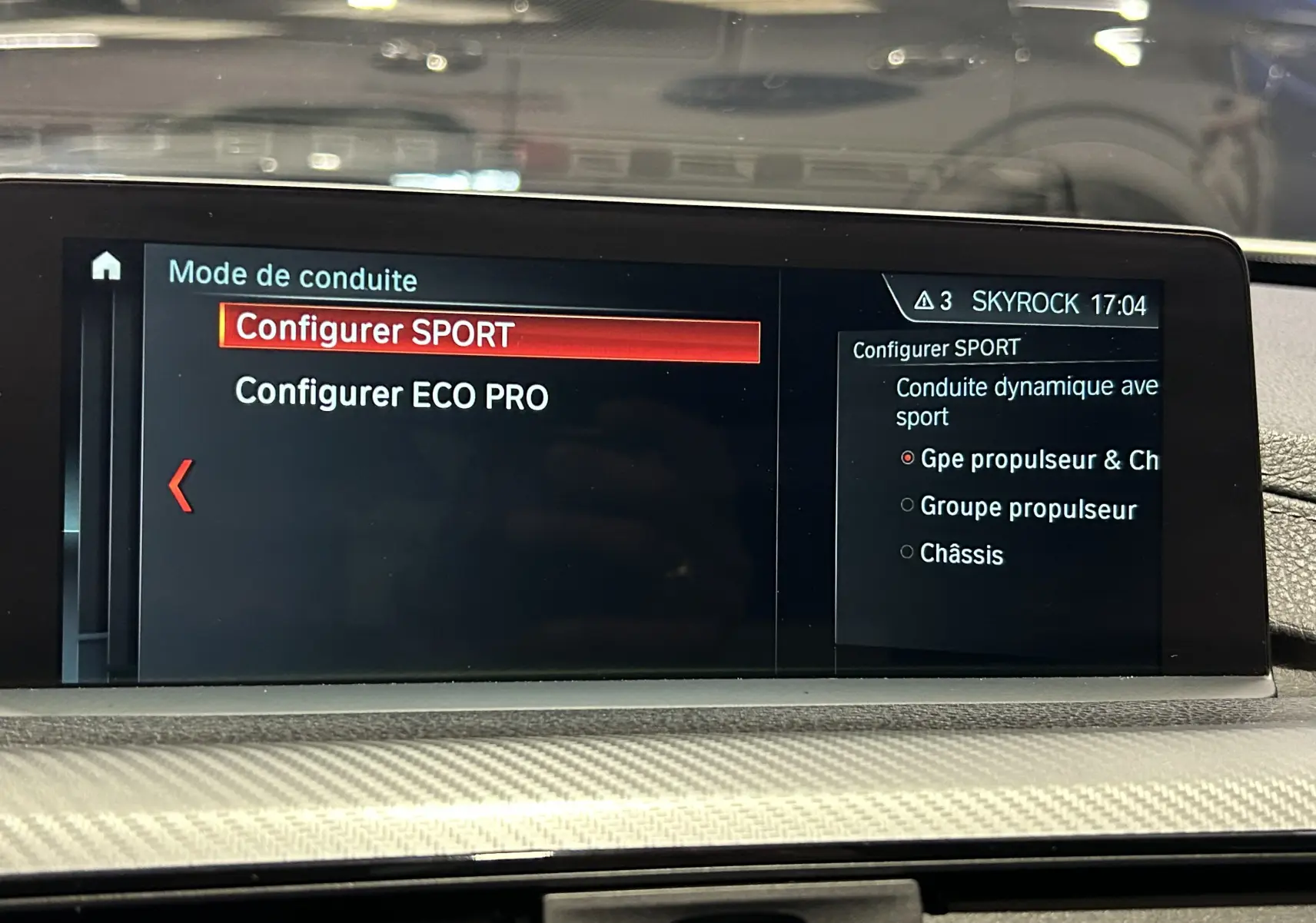 Écran central de la BMW Série 3 320i 2018 montrant la configuration des modes de conduite SPORT et ECO PRO.