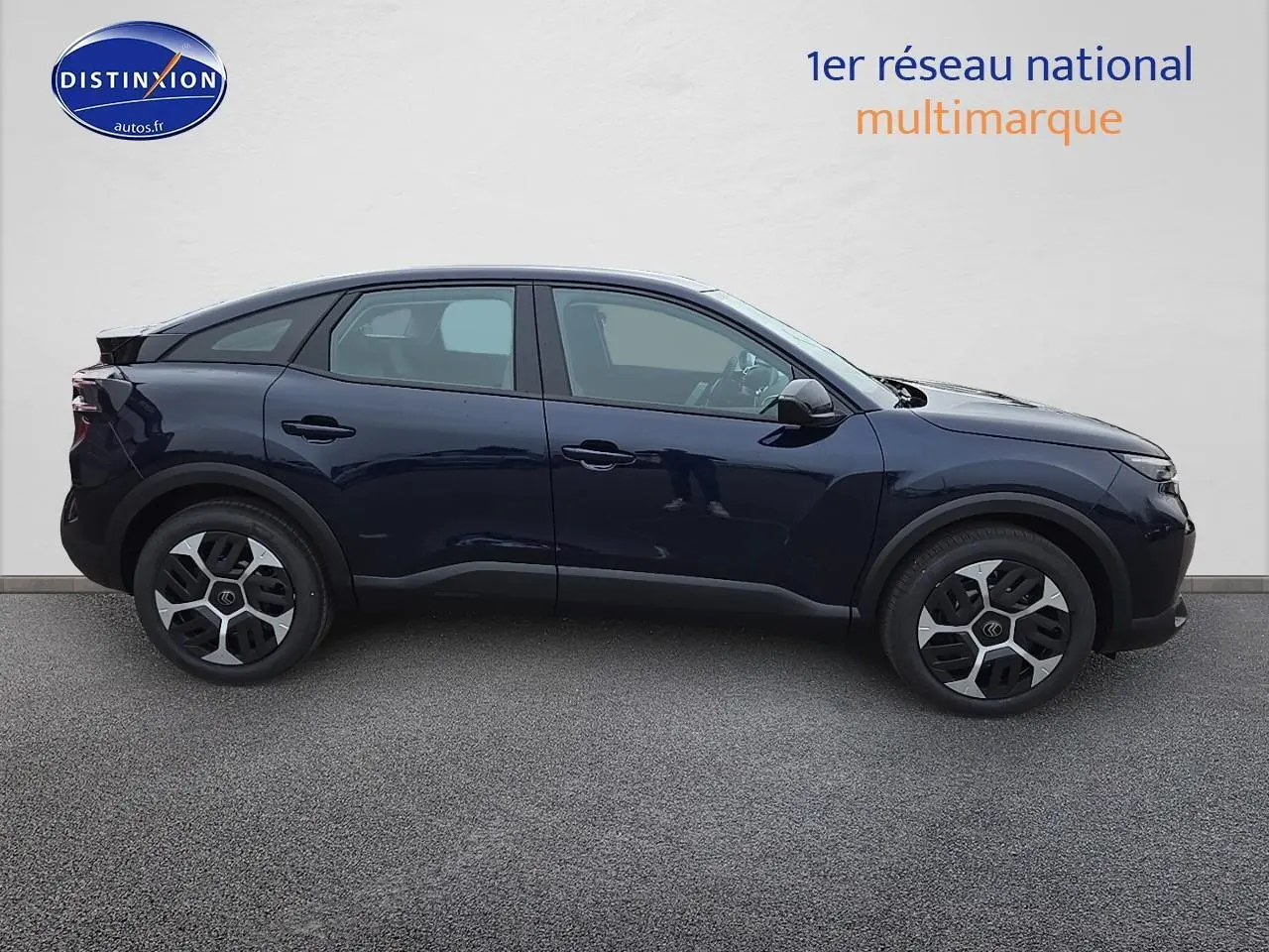 Profil droit d'une Citroën C4 hybride 1.2 noire métal avec jantes alliage 18 pouces et rétroviseurs noirs brillants.