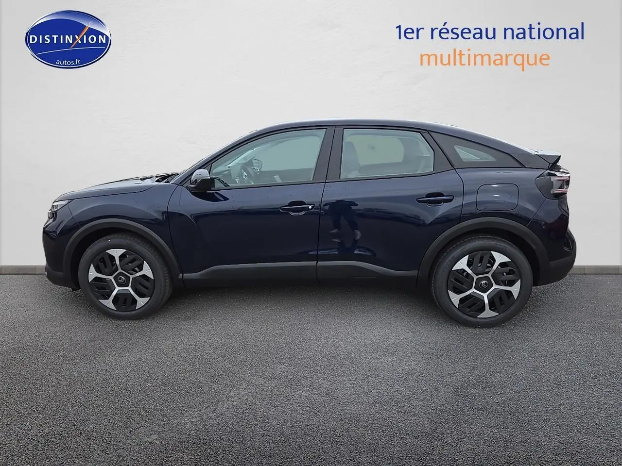 Profil côté gauche d'une Citroën C4 hybride 2025 noir métal avec jantes alliage 18 pouces et rétroviseurs noirs brillants.