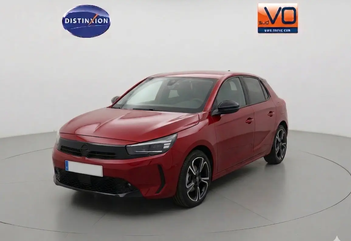 Opel Corsa rouge 2025 vue 3/4 avant avec jantes alliage 16 pouces et rétroviseurs noirs.