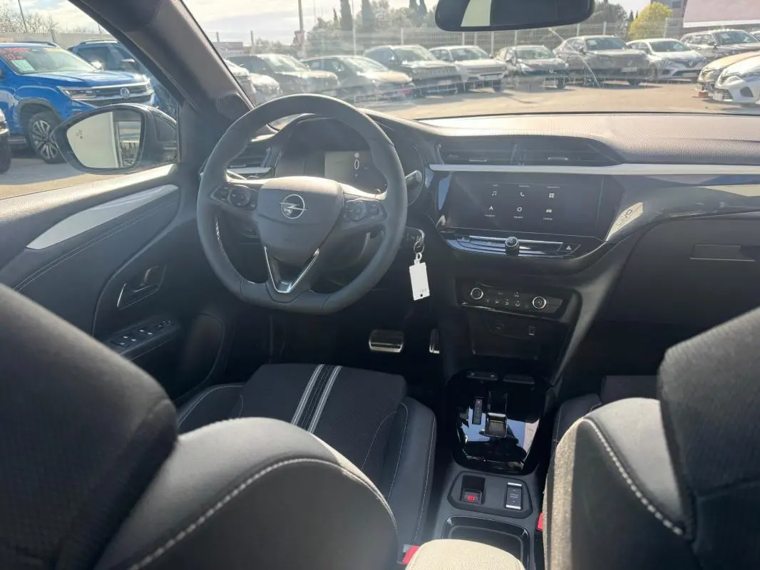 Vue intérieure avant de l’Opel Corsa 2025, montrant le volant multifonction et l’écran tactile central noir.