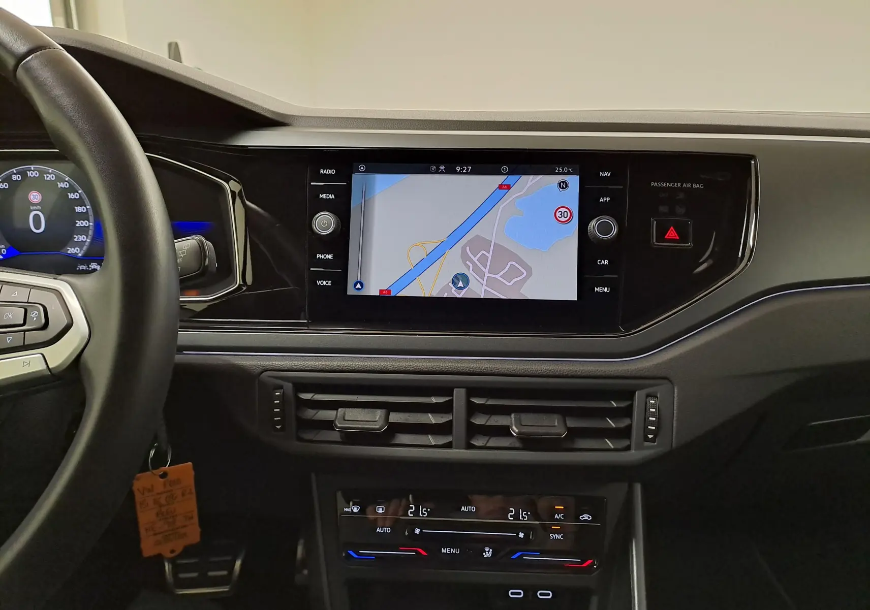 Vue intérieure centrée sur la console centrale et l’écran tactile du Volkswagen Polo 2025, finition R-Line Edition.