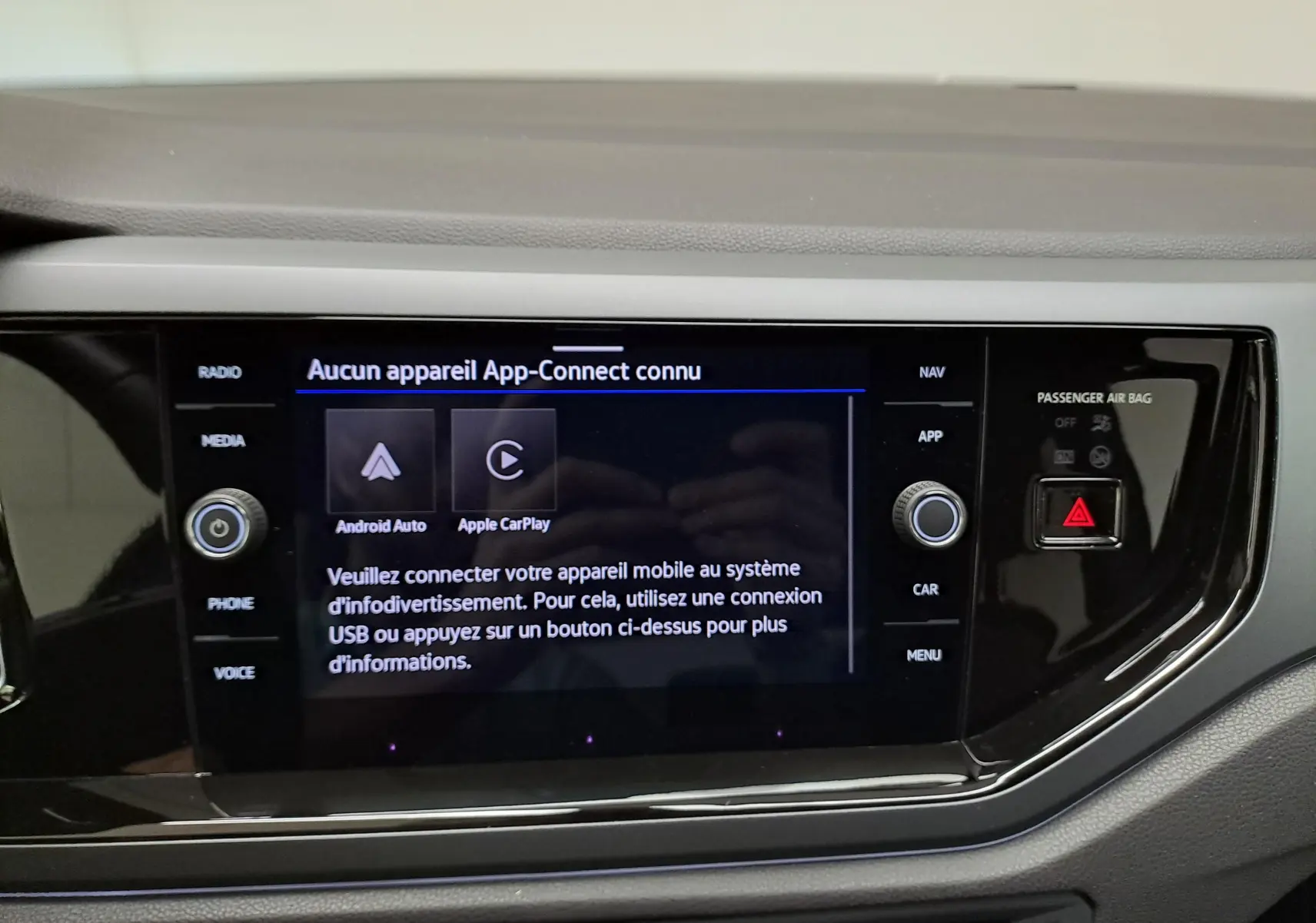 Gros plan sur l'écran tactile central du tableau de bord de la Volkswagen Polo 2025, affichant les options Android Auto et Apple CarPlay.