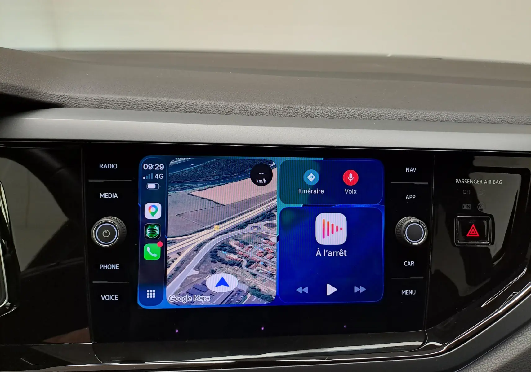 Vue rapprochée de l’écran tactile central du Volkswagen Polo Bleu Récif 2025 avec interface multimédia et navigation affichée.