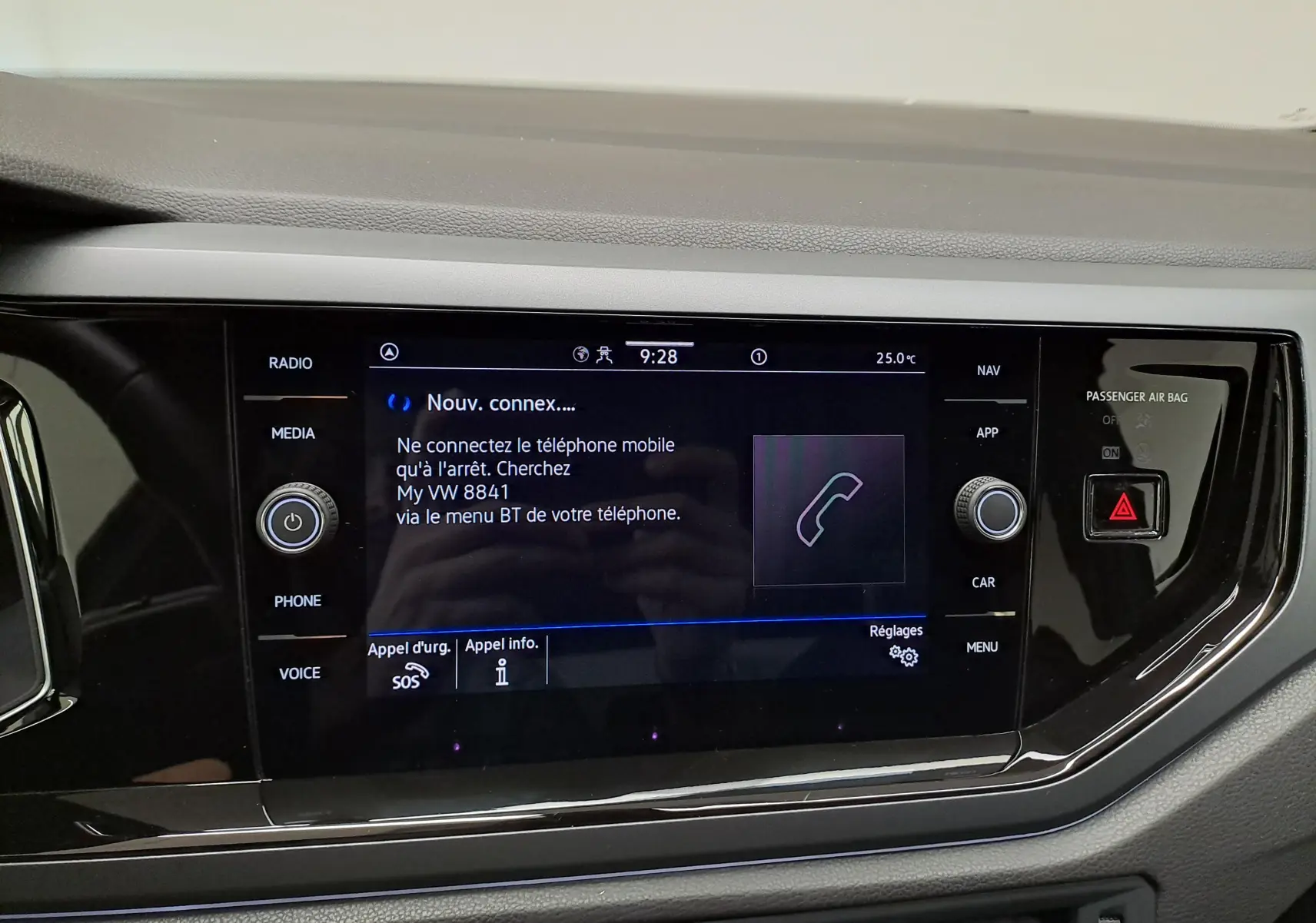 Vue rapprochée de l’écran tactile central du tableau de bord d’une Volkswagen Polo 2025 avec interface Bluetooth affichée.