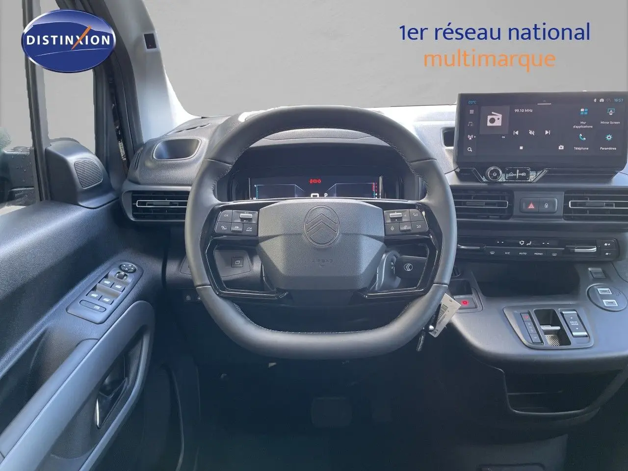 Vue intérieure frontale du tableau de bord noir du Citroën Berlingo 2026 avec volant multifonction et écran tactile.