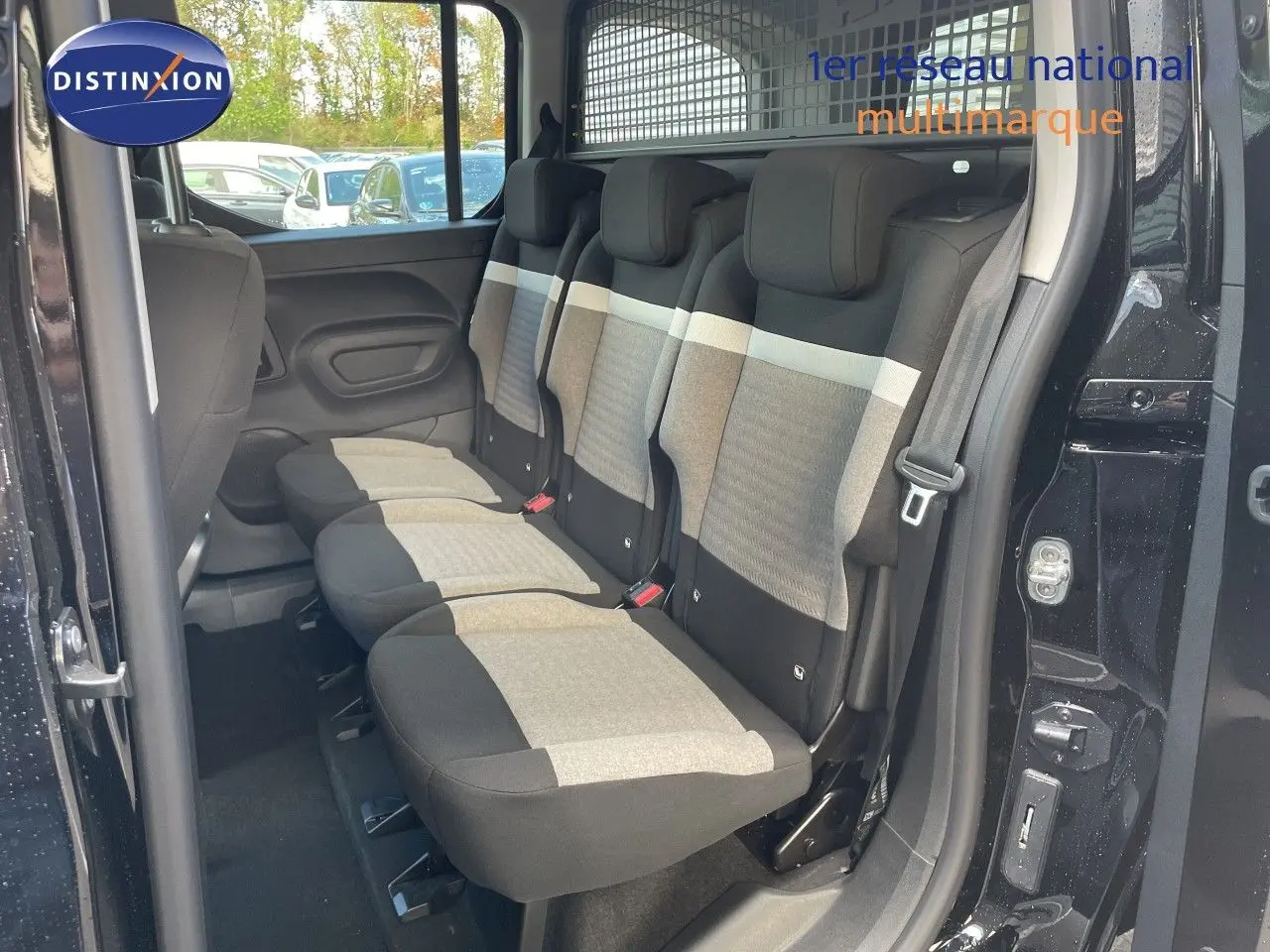 Vue intérieure côté droit montrant la banquette arrière en tissu gris et noir du Citroën Berlingo noir Perla Nera 2026.
