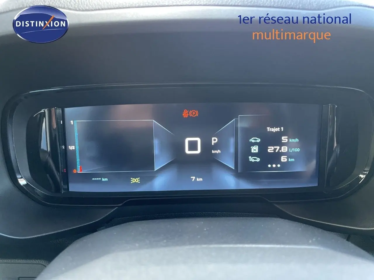 Tableau de bord numérique du Citroën Berlingo 2026, affichage de vitesse et informations de trajet en vue frontale.