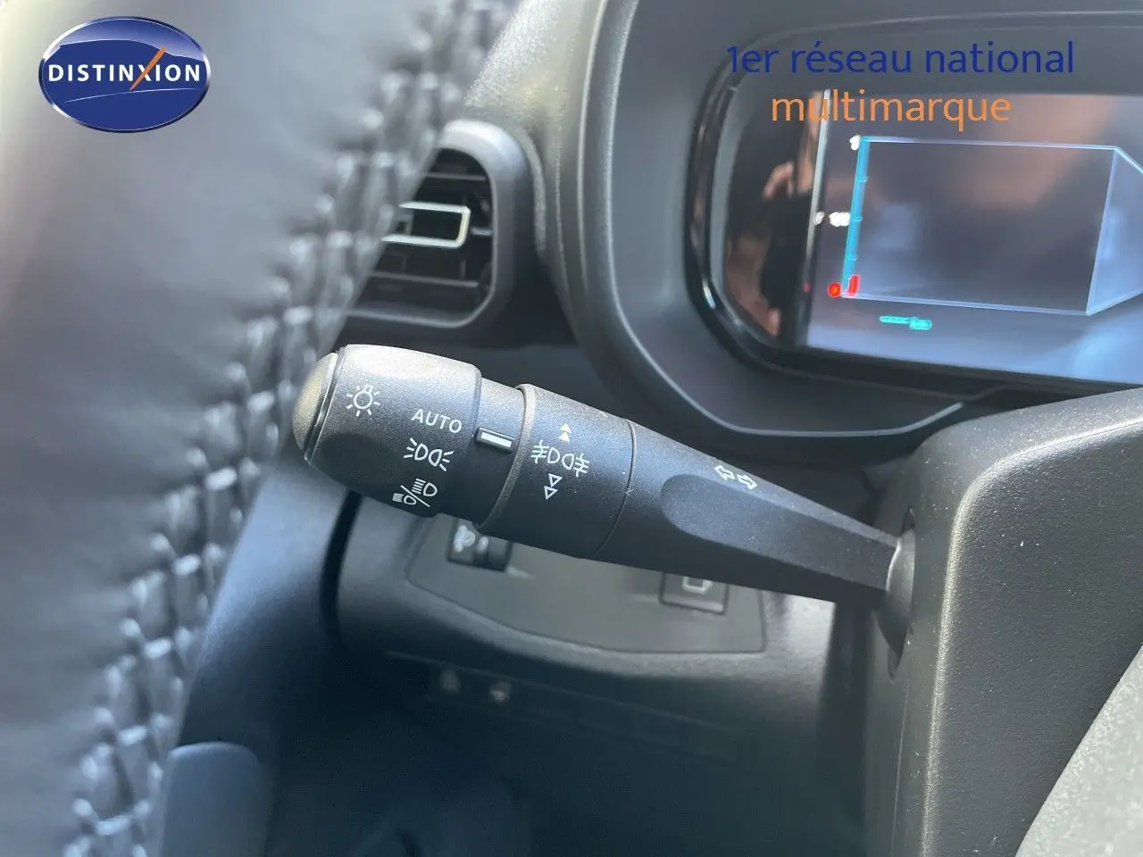 Gros plan sur la commande des feux et clignotants du Citroën Berlingo noir Perla Nera, intérieur tableau de bord.