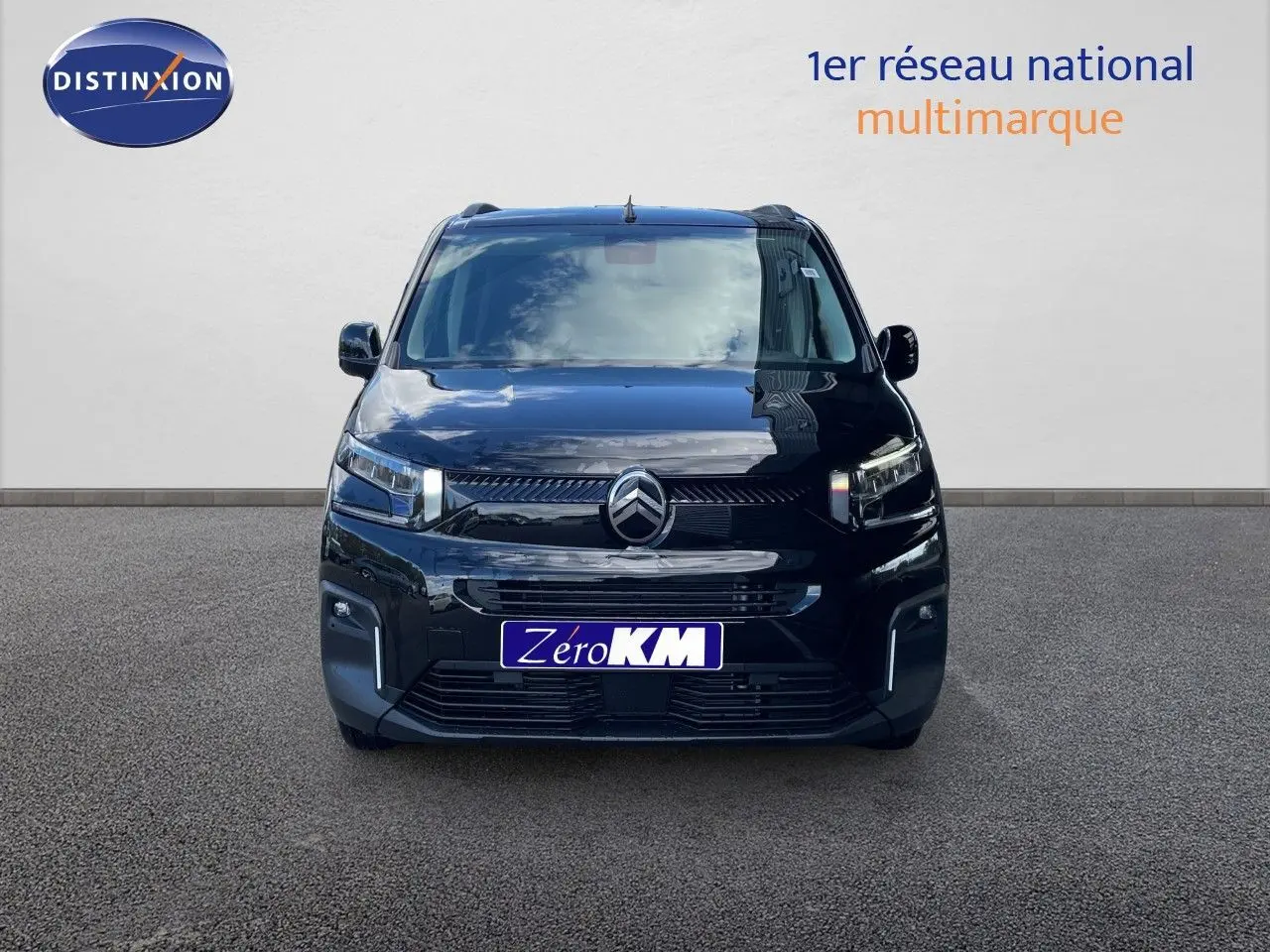 Vue avant d'un Citroën Berlingo noir Perla Nera métallisé avec calandre moderne et feux LED distinctifs.