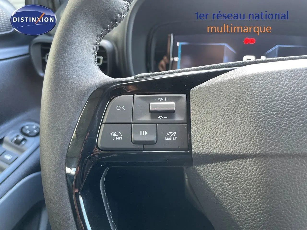 Gros plan sur le volant noir cuir du Citroën Berlingo 2026 avec commandes de régulateur et limiteur de vitesse.