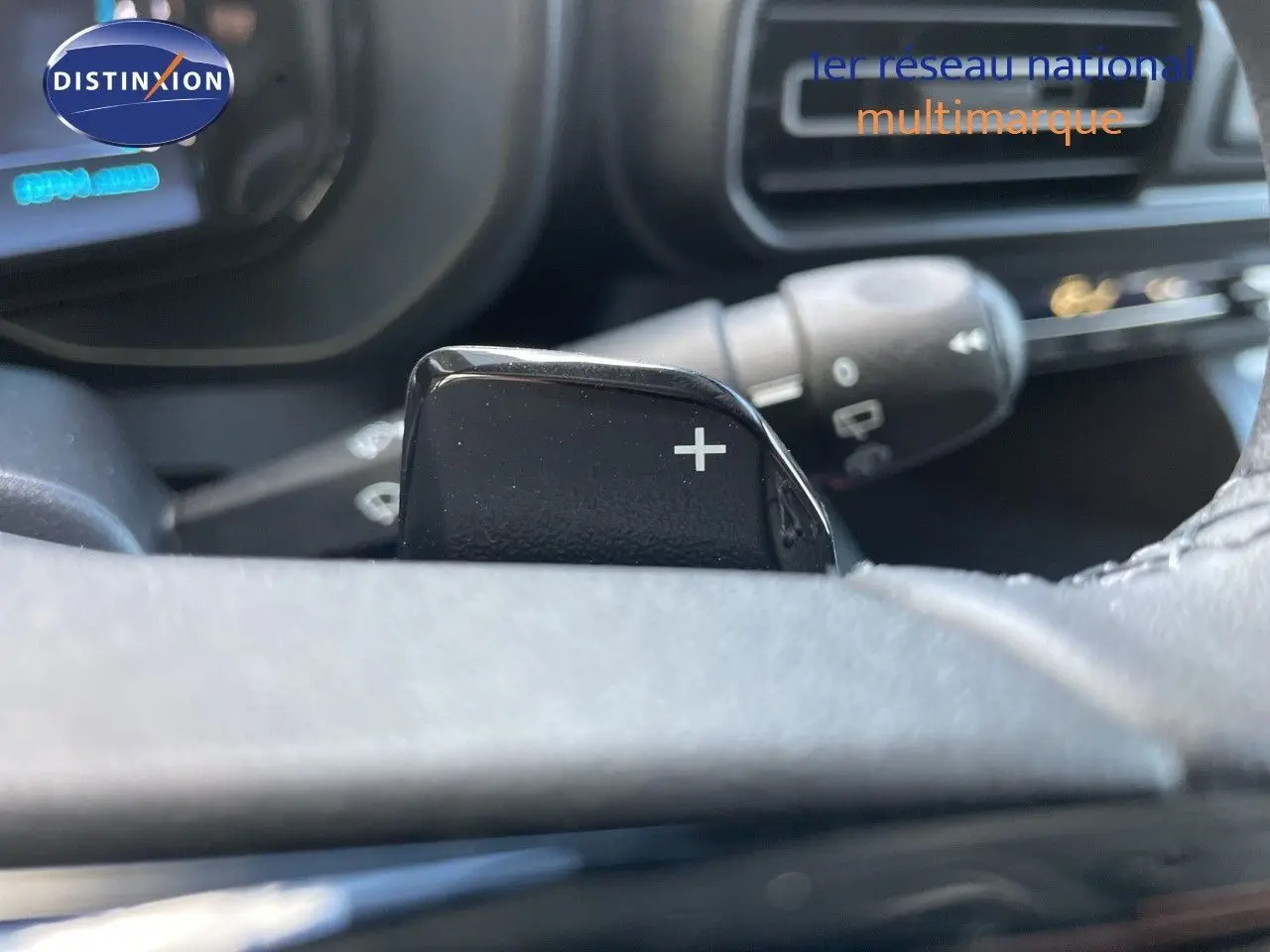 Gros plan sur la palette de passage de vitesses "+" côté droit du volant du Citroën Berlingo noir Perla Nera 2026.
