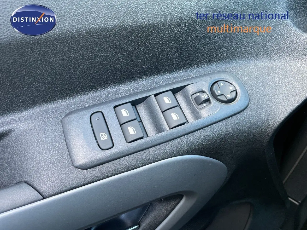 Détail des commandes de lève-vitres et réglage des rétroviseurs sur la porte intérieure côté gauche d'un Citroën Berlingo noir.
