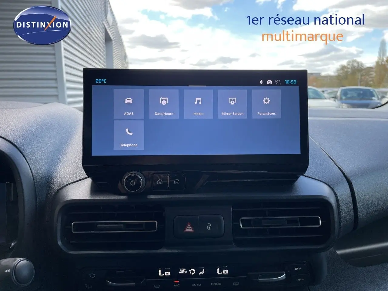 Vue intérieure centrée sur l'écran tactile du tableau de bord du Citroën Berlingo noir Perla Nera 2026, avec commandes climatisation visibles.