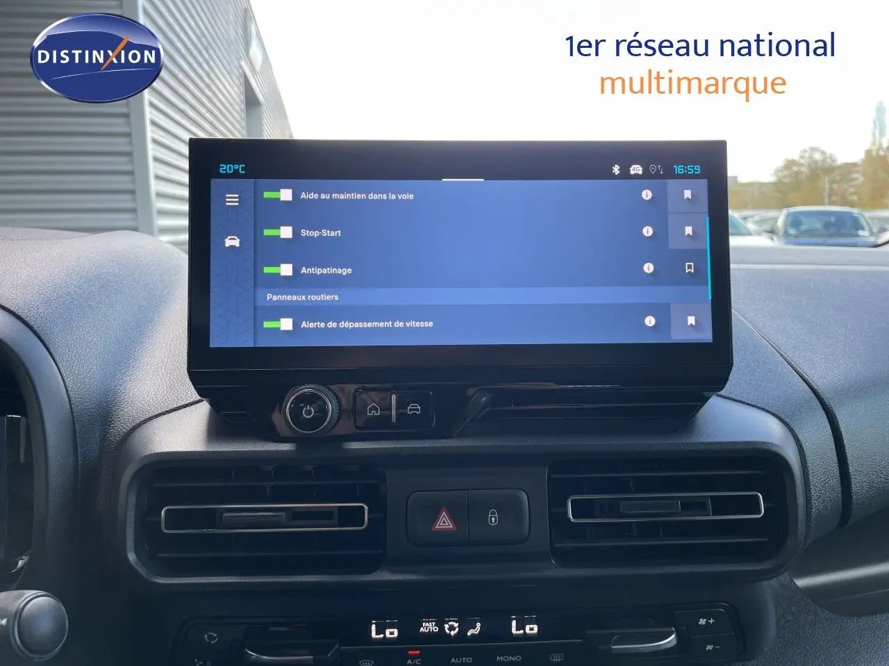 Vue intérieure du tableau de bord du Citroën Berlingo 2026 avec écran tactile et commandes de climatisation.
