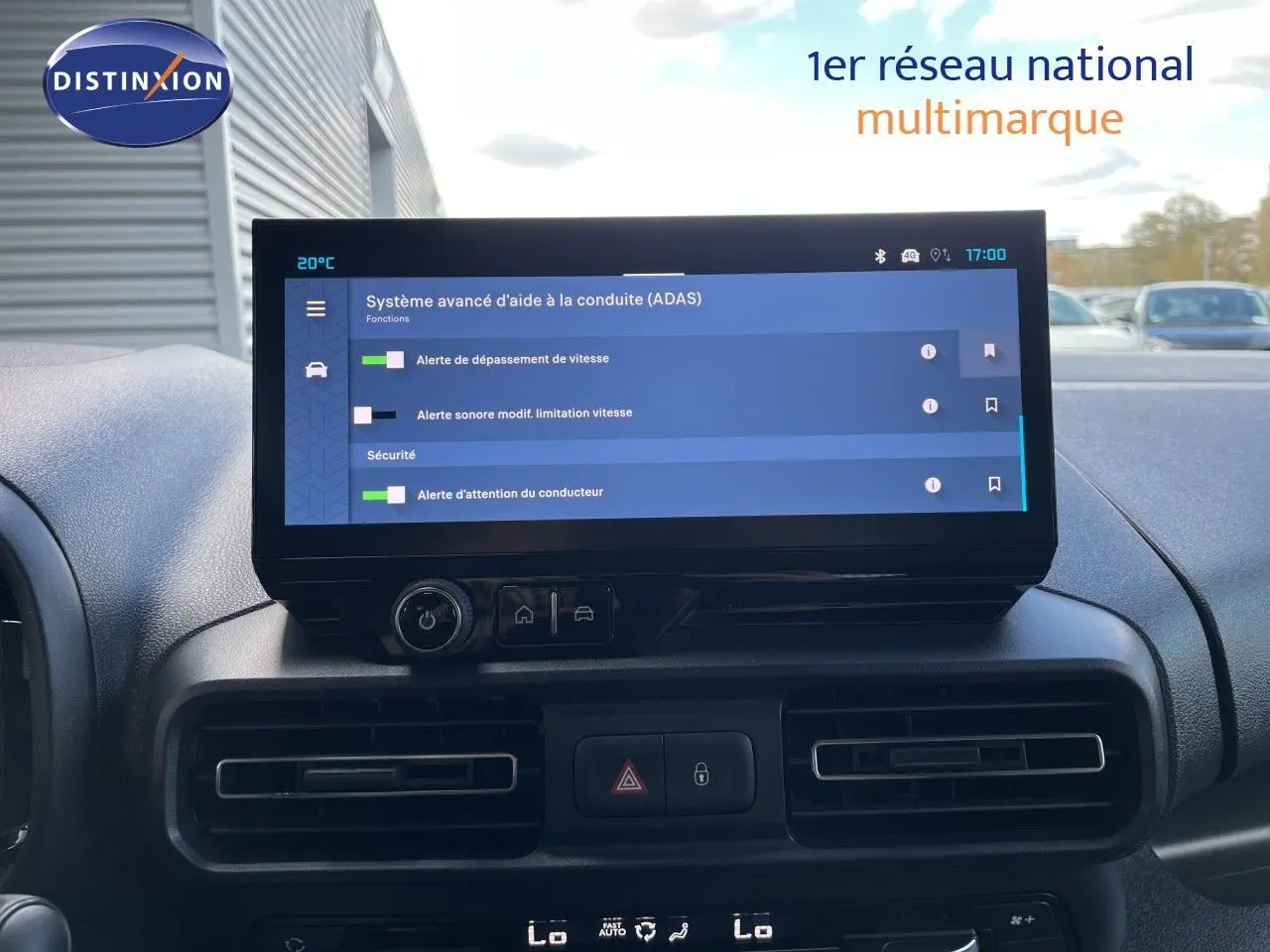 Écran tactile central du tableau de bord du Citroën Berlingo 2026, affichant les aides à la conduite.