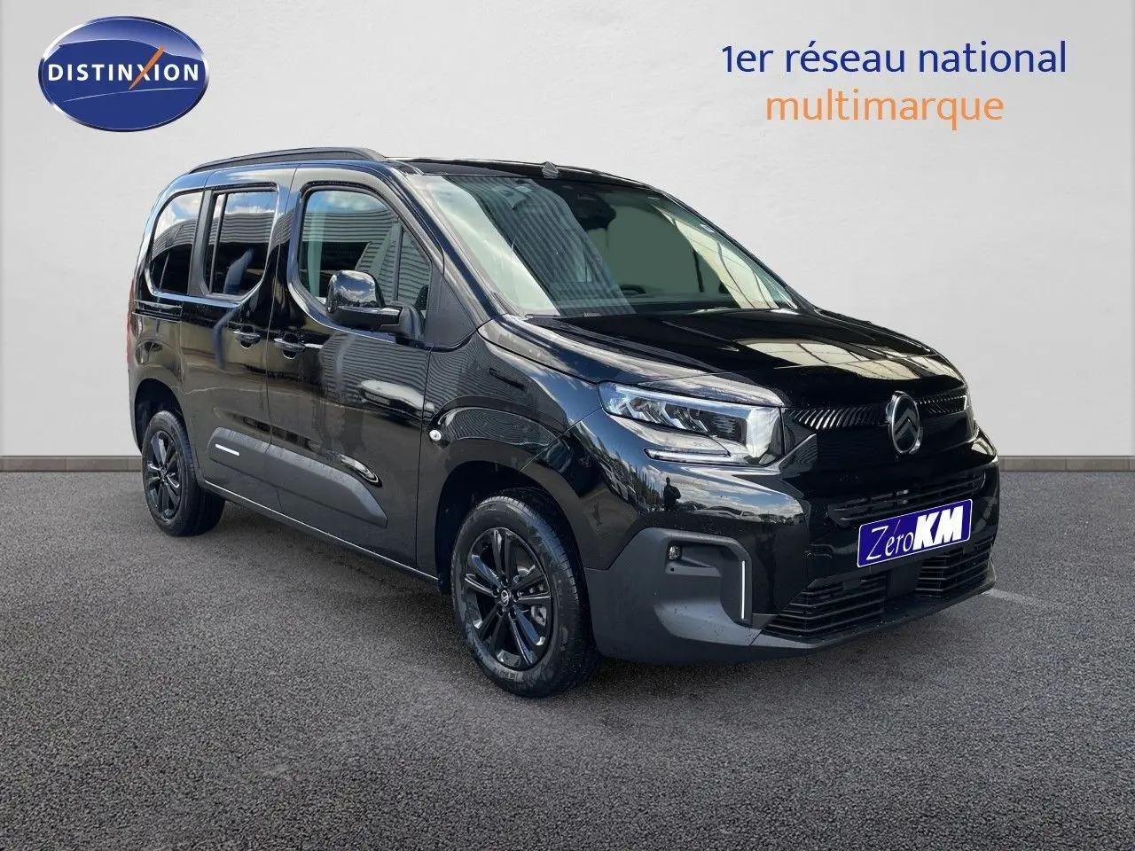 Véhicule noir perla nera Citroën Berlingo 2026 en 3/4 avant droit, avec jantes noires et vitres teintées.