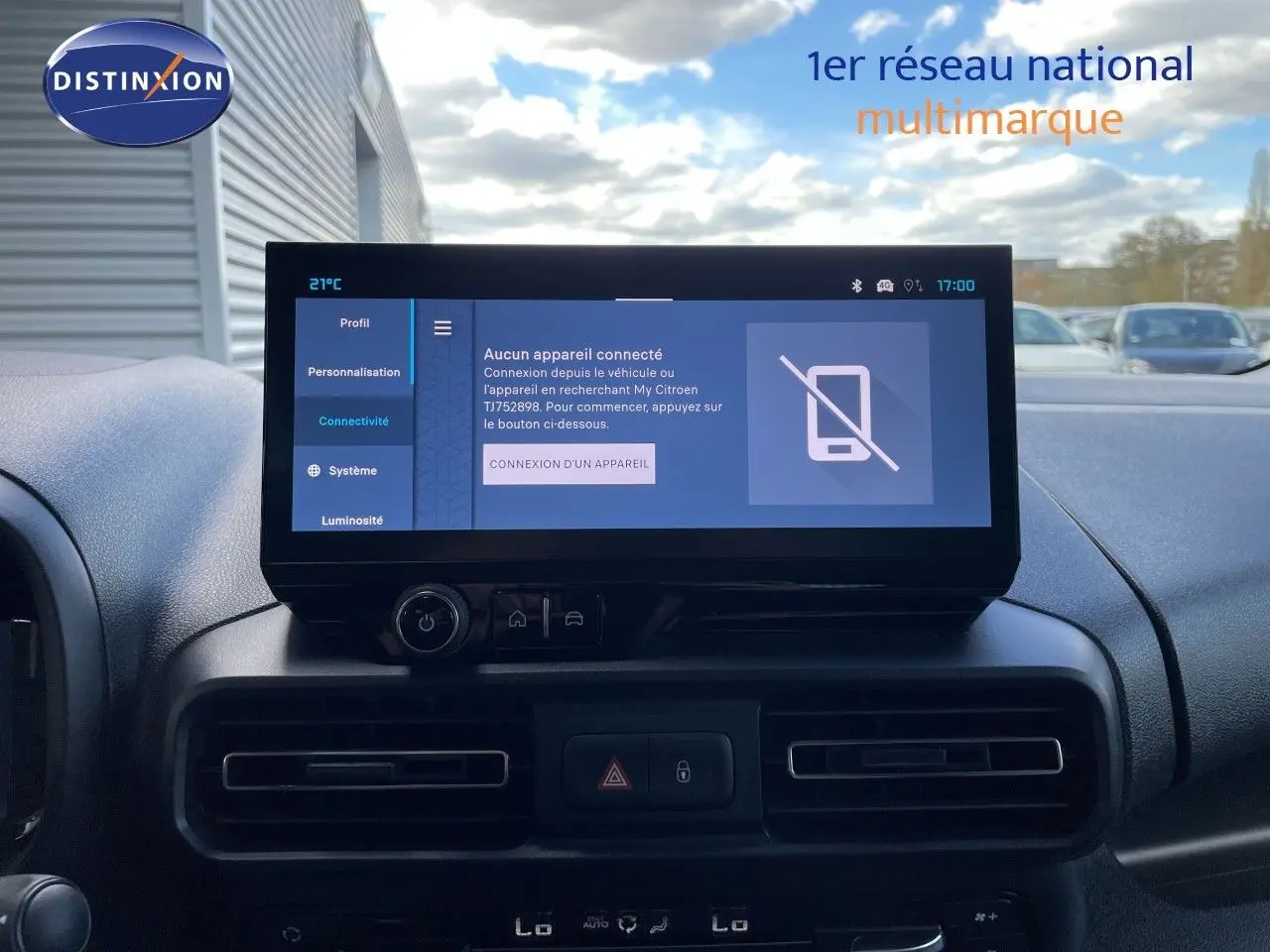 Vue intérieure du tableau de bord du Citroën Berlingo 2026 avec écran tactile central et commandes de climatisation.