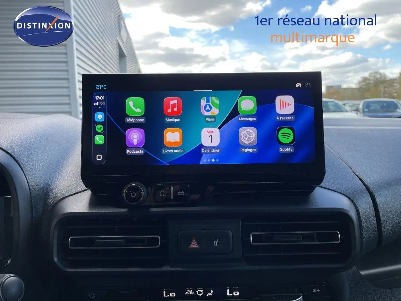 Écran tactile central du tableau de bord du Citroën Berlingo 2026, affichant les applications connectées.