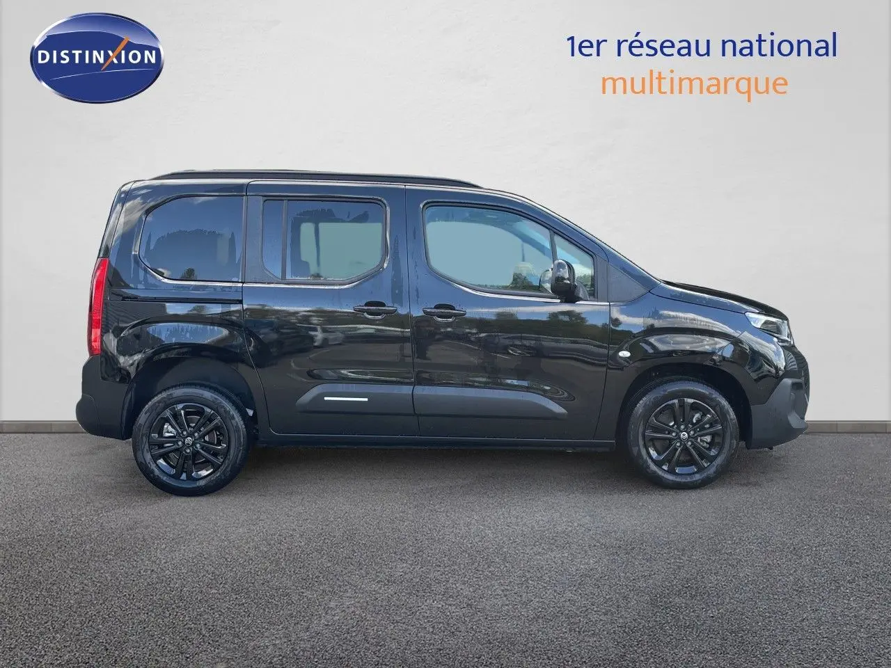 Profil droit d'un Citroën Berlingo noir Perla Nera métallisé avec jantes noires et vitres teintées.