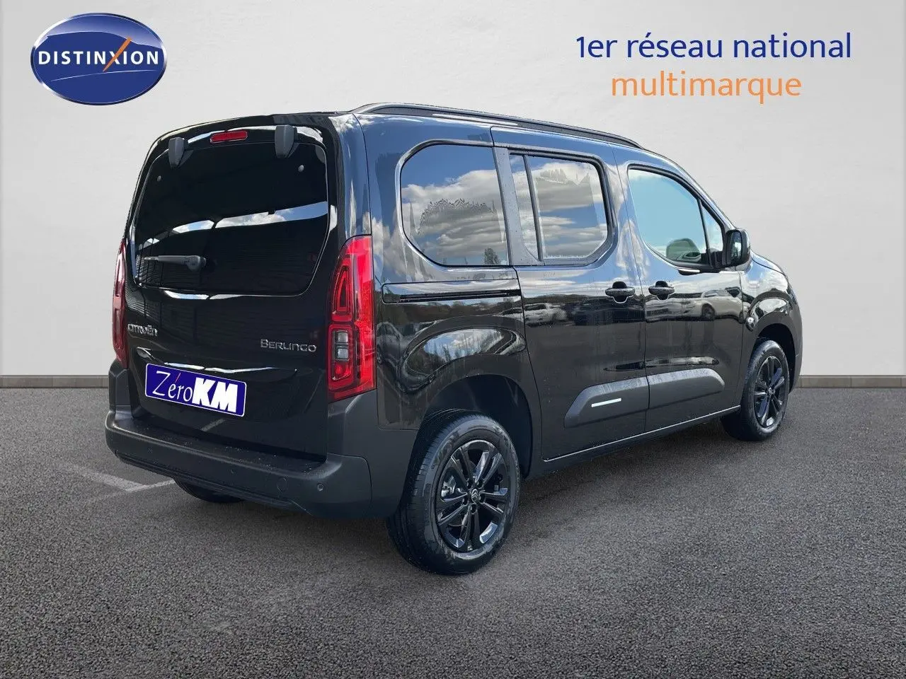 Vue 3/4 arrière droite d'un Citroën Berlingo noir Perla Nera avec vitres teintées et jantes noires brillantes.