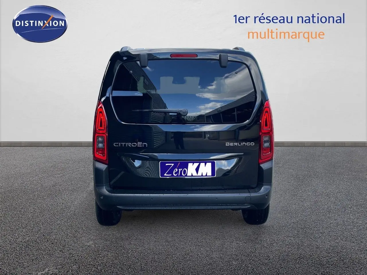 Vue arrière d'un Citroën Berlingo noir Perla Nera métallisé avec feux arrière LED et vitre teintée.