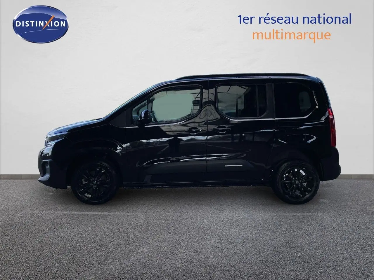 Profil droit d'un Citroën Berlingo noir Perla Nera métallisé, avec jantes noires et vitres teintées, sur fond neutre.