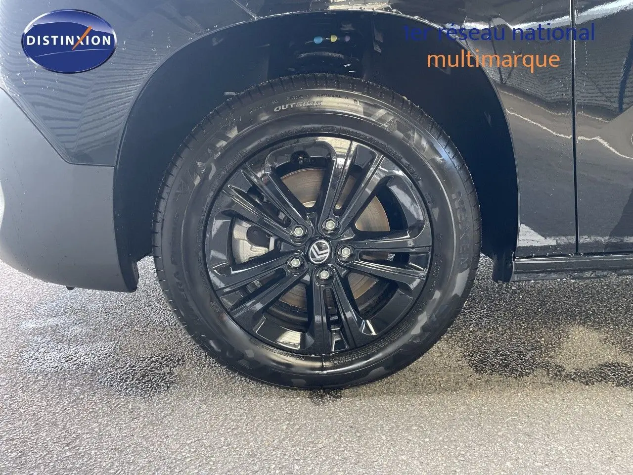 Gros plan sur la roue arrière droite noire brillante du Citroën Berlingo 2026, jante alliage 16 pouces design moderne.