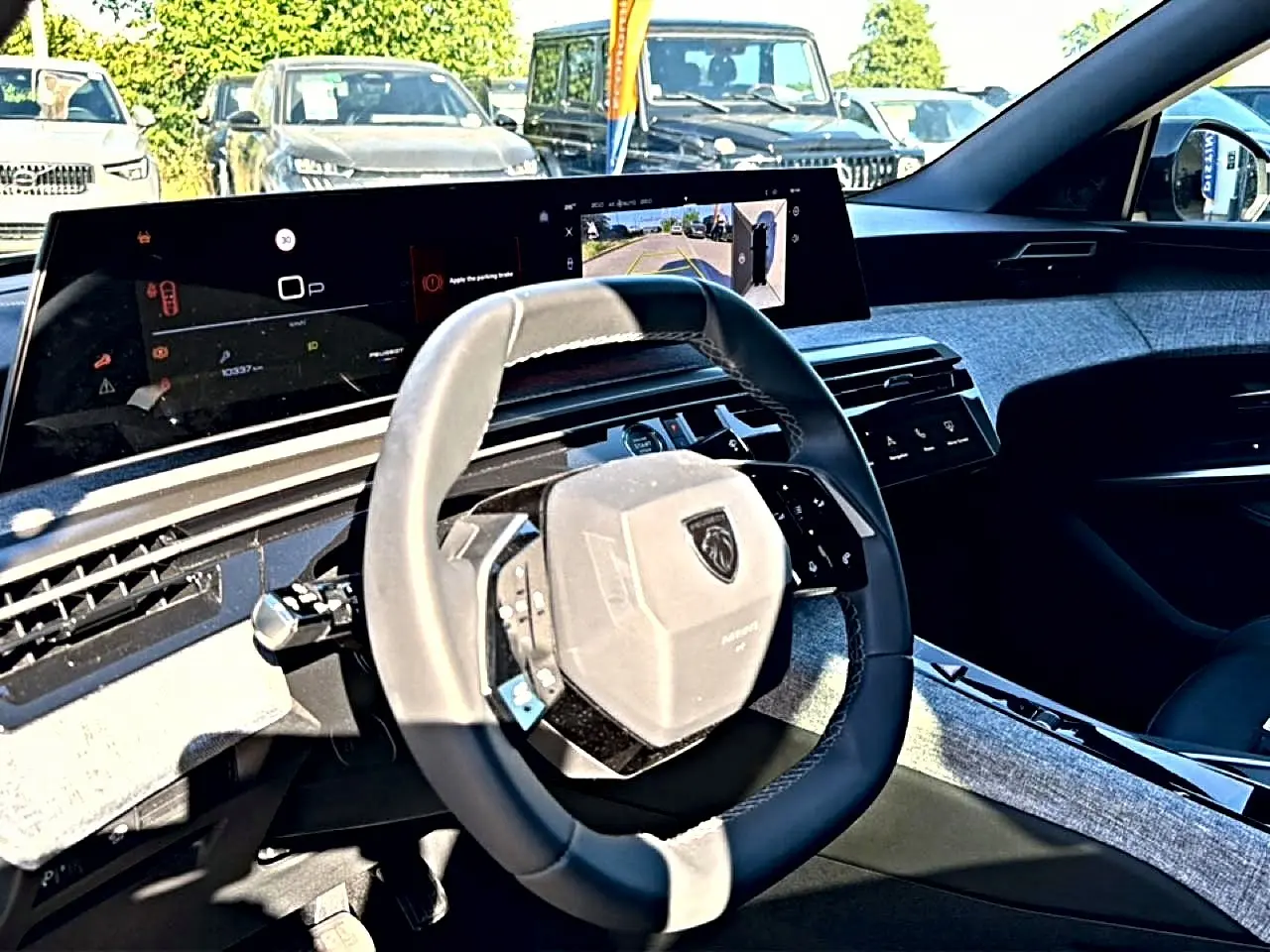 Vue intérieure côté conducteur du Peugeot 3008 1.2 hybrid 145 allure e-dcs6 avec volant cuir et écran tactile large.
