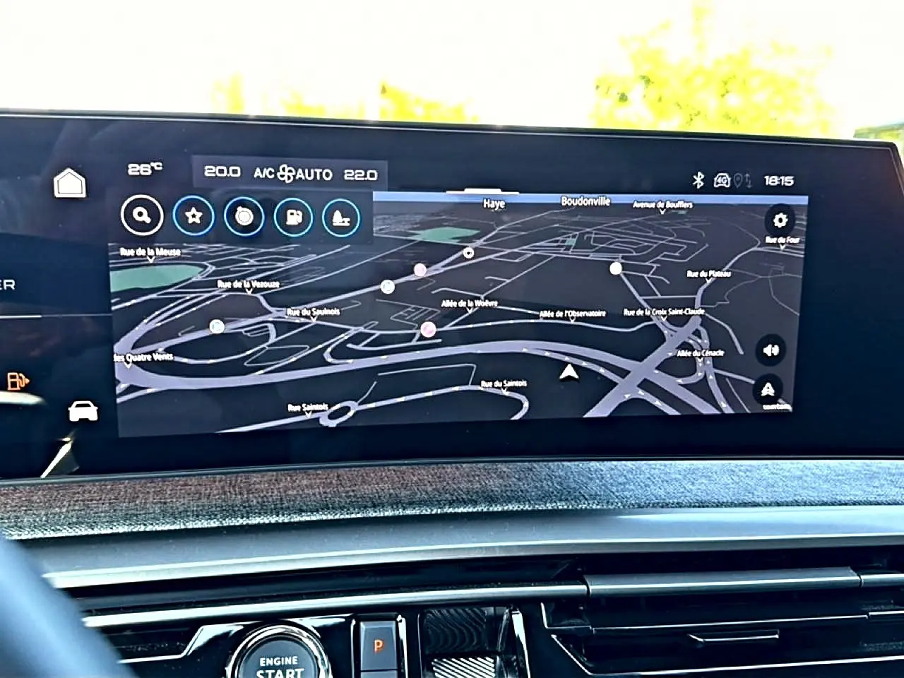 Écran tactile multifonction avec navigation GPS dans l'habitacle du Peugeot 3008 bleu Ingara, vue intérieure frontale.